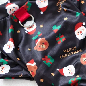 Détail du harnais pour animaux avec motifs de Noël, sangle en nylon rouge et anneau en D