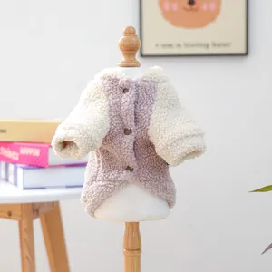 Détail du pull en laine d'agneau pour animaux de compagnie, patchwork crème et violet à boutons