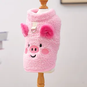 Detail der rosa Fleece-Hundeweste mit 3D-Schweineohren und Metall-D-Ring für die Hundeleine