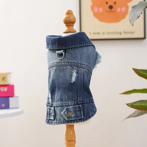 Detail van vintage blauwe denim huisdiervest met distressed textuur en metalen D-ring gesp