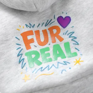 Gros plan sur un sweat à capuche gris pour animaux avec imprimé graffiti Fur Real