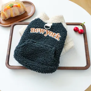 Détail de la veste en polaire sherpa pour chien avec broderie New York et anneau en D métallique