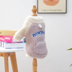 Détail du sweat polaire chaud pour chien New York avec broderie et anneau en D métal