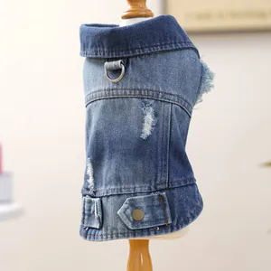 Detailopname van vintage denim huisdierenvest met metalen D-ring en gewassen look