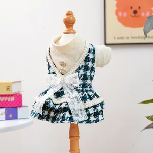 Détail de la robe en tweed pour chien avec motif pied-de-poule et nœud en dentelle