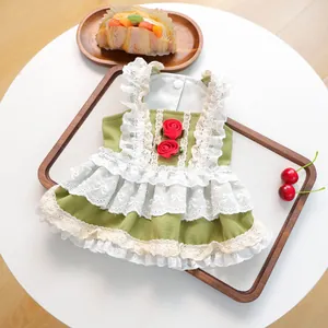 Détail de robe verte pour animaux avec roses 3D et broderie de dentelle blanche fine
