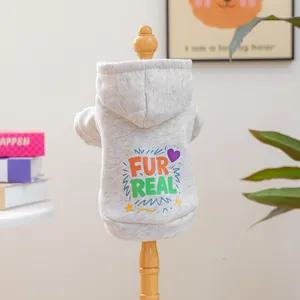 Détail du sweat à capuche gris pour animal avec imprimé FUR REAL coloré sur un mannequin