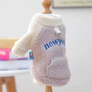 Vue détaillée du sweat à capuche sherpa pour chien avec broderie New York et anneau D
