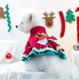 Détail d'une robe de Noël rouge pour chien avec broderie élan et couches de dentelle