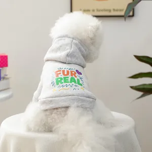 Détail du sweat à capuche gris clair pour chien avec imprimé FUR REAL et cœur violet