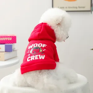 Détail du sweat à capuche rouge pour animaux avec imprimé WOOF CREW et chien
