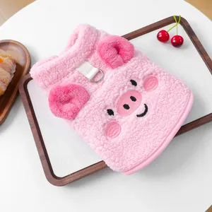 Detailansicht der rosa Fleece-Haustierweste mit Schweine-Cartoon-Design und D-Ring-Haken