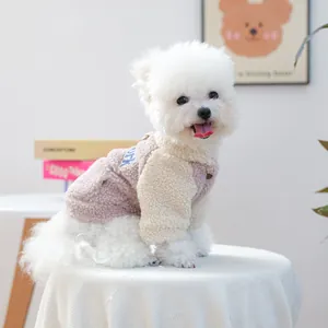 Pull pour petit chien en polaire rose et beige avec broderie pour l'automne