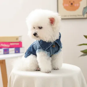 Stoer retro denim hondenvest met gerafelde randen en koperen knopen op kleine hond