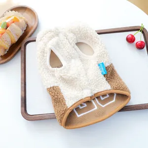 Detailaufnahme der warmen Fleece-Hundeweste mit Druckknopfverschluss und weichem Futter
