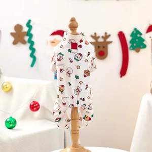 Détail d'un pyjama de Noël pour chien avec imprimés festifs et anneau en D pour la laisse