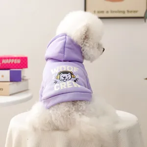 Détail du sweat à capuche violet pour chien avec imprimé 'WOOF CREW' et ourlet côtelé