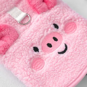 Detail der rosa Fleece-Haustierweste mit Schweine-Stickerei und Metall-D-Ring für Leinen