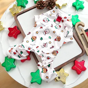 Vue détaillée du pyjama de Noël blanc pour animaux avec imprimés festifs et anneau en D en métal
