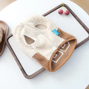 Detail der warmen Lammwoll-Haustierweste in Beige und Braun mit geometrischem Druck