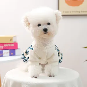 Robe en tweed bleu pour petit chien avec cardigan en tricot crème et boutons