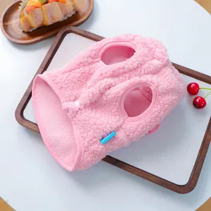 Nahaufnahme der rosa Haustier-Vliesweste mit weicher Textur und Knopfverschluss