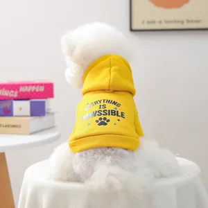 Détail du sweat à capuche jaune pour chien avec inscription Everything is Pawssible au dos