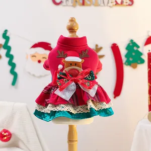 Détail de robe de Noël pour animaux avec broderie renne et jupe festive à volants