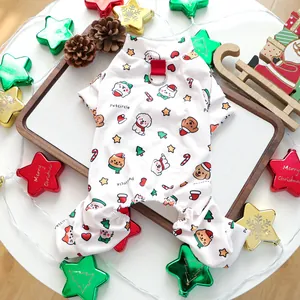 Détail de la combinaison de Noël pour animaux avec anneau en D sur plateau festif