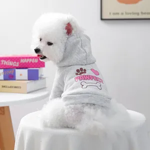 Gros plan d'un sweat à capuche gris pour animal avec imprimé Pawfect rose sur un chien