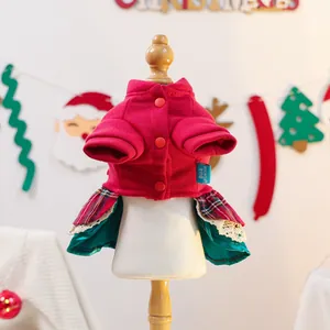 Détail d'une robe de Noël pour animaux avec haut en tricot rouge et jupe à carreaux