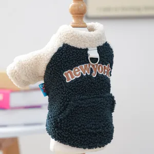Détail de la veste en polaire verte et beige pour chien avec broderie New York