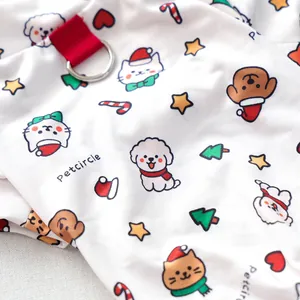 Détail du vêtement de Noël pour animaux avec imprimés festifs et boucle en D métallique