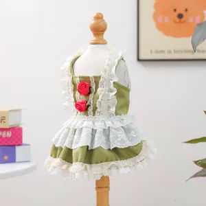 Détail de la robe verte pour animaux avec dentelle blanche et roses rouges en 3D