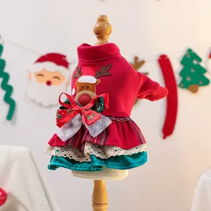 Détail de robe de Noël pour animaux avec broderie renne et jupe en dentelle écossaise