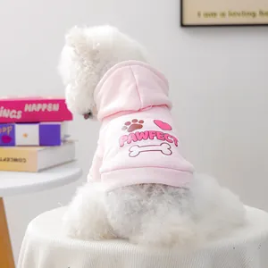 Détail du sweat à capuche rose pour animaux avec motif PAWFECT pour petits chiens