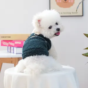 Détail du gilet en polaire verte pour chien avec texture laine d'agneau et boucle en D