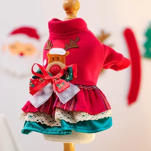 Détail de robe de Noël pour animaux avec broderie renne et jupe à carreaux dentelle