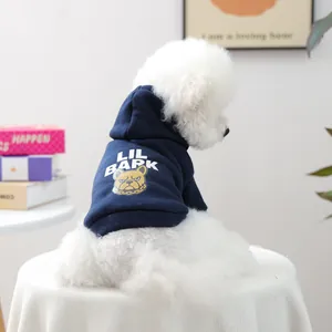 Détail du sweat à capuche bleu pour chien avec imprimé LIL BARK et motif bouledogue