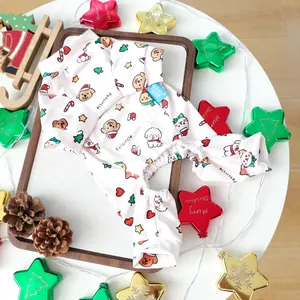 Détails du motif du pyjama de Noël blanc pour animaux avec chiots et sapins