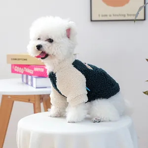 Détail d'un sweat à capuche en polaire verte avec broderie pour petit chien