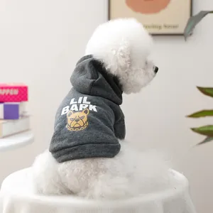 Détail du sweat à capuche gris foncé pour chien avec imprimé LIL BARK sur chien blanc