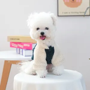 Gros plan du sweat en polaire pour chiot montrant la texture chaude et le design contrasté