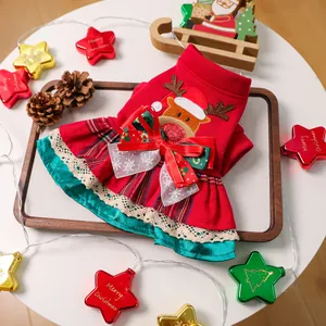 Détail de robe de Noël pour animaux avec broderie renne et bordure en dentelle
