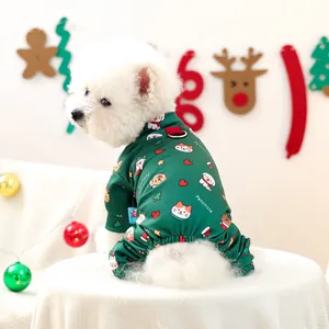 Détail d'une combinaison verte pour chien avec motifs de Noël et anneau en D pour laisse