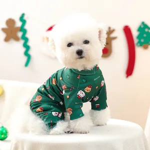Détail d'une combinaison de Noël vert foncé pour petit chien avec motifs festifs