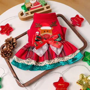 Détail de robe de Noël pour chat et chien avec broderie renne, jupe à carreaux et dentelle