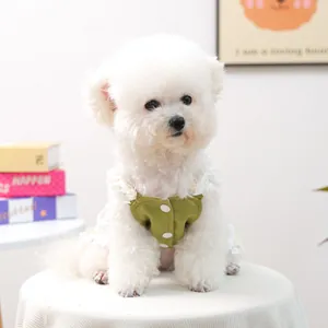 Robe verte pour animaux avec dentelle blanche et boutons pour petits chiens et chats