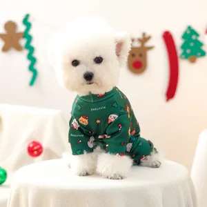 Détail du pyjama de Noël pour chien avec motifs de pain d'épice et sapins festifs