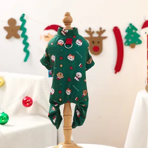 Détail d'une combinaison de Noël verte pour animaux avec anneau en D et motifs festifs